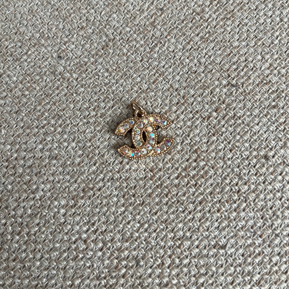 Iridescent Crystal Pull Charm - Picture 4 of 4
